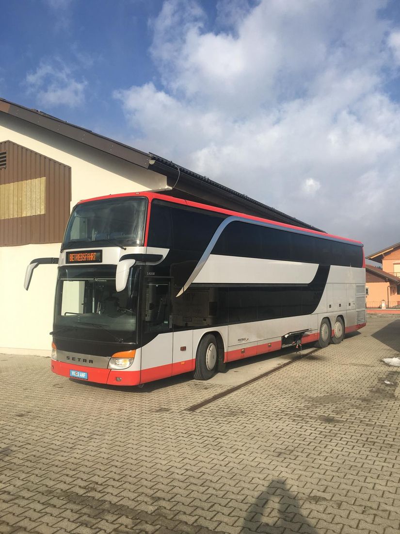 Setra Doppelstockbus auf Betriebsfahrt