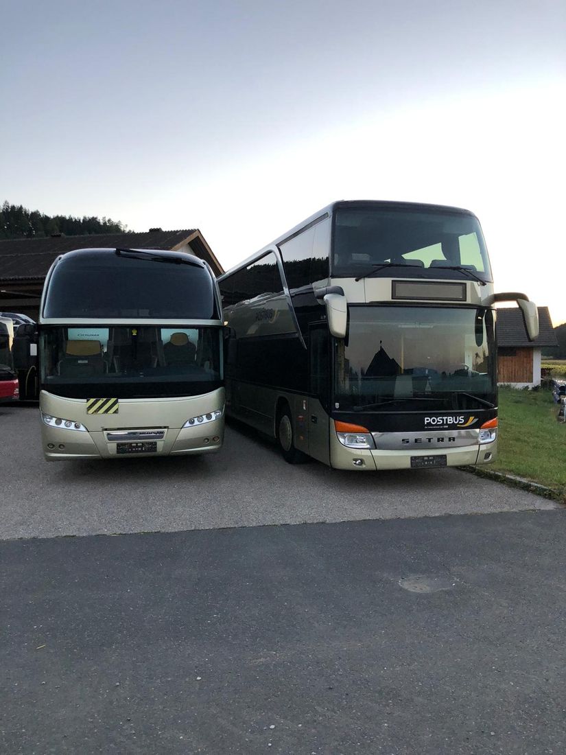 Zwei Doppelstockbusse am Betriebsgelände